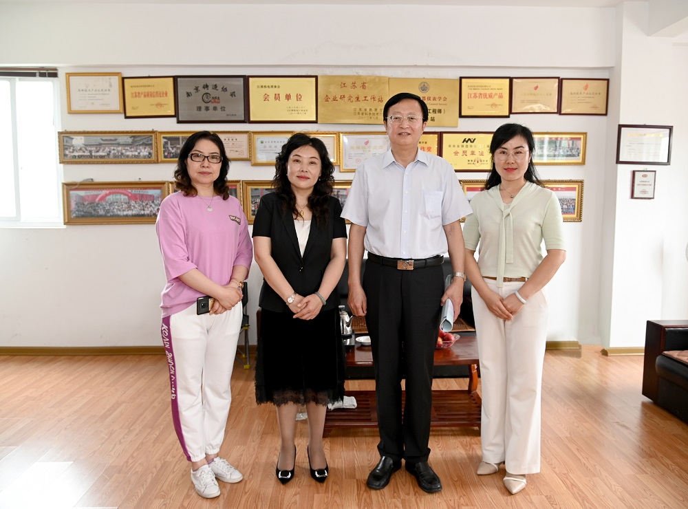 中國(guó)鑄造協(xié)會(huì)張立波會(huì)長(zhǎng)、袁亞娟專務(wù)與江蘇省高淳經(jīng)濟(jì)開發(fā)區(qū)領(lǐng)導(dǎo)蒞臨我司指導(dǎo)工作!
